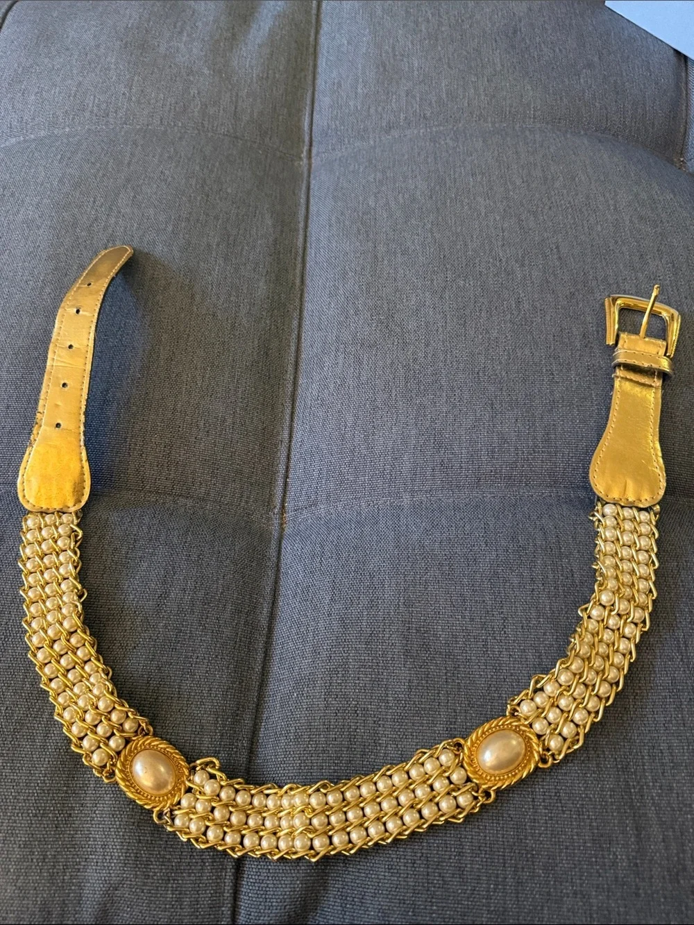 Vintage Belt in Metallic Gold with Faux Pearls. Size M/L. Circa 80’s.